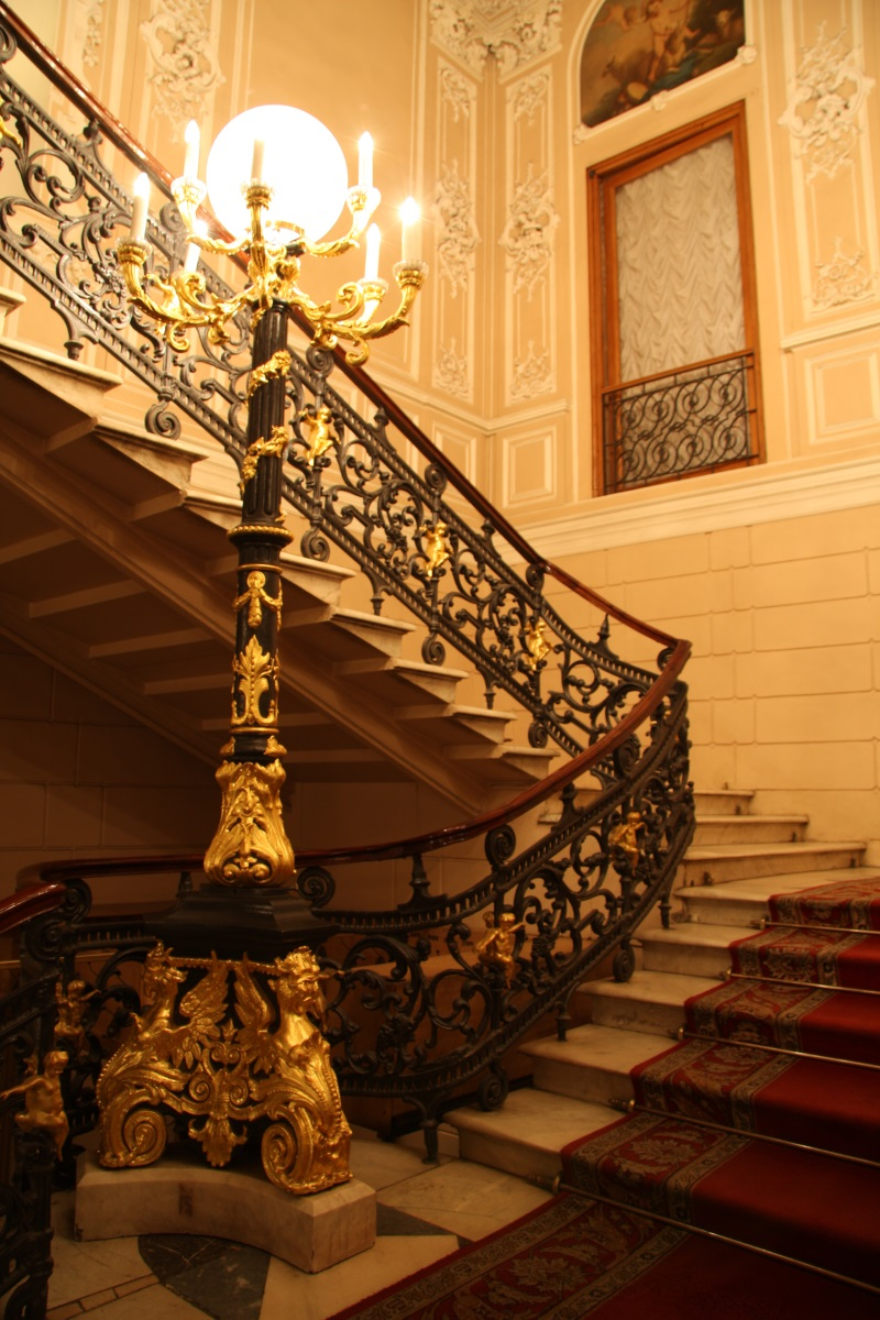 Парадная лестница театра