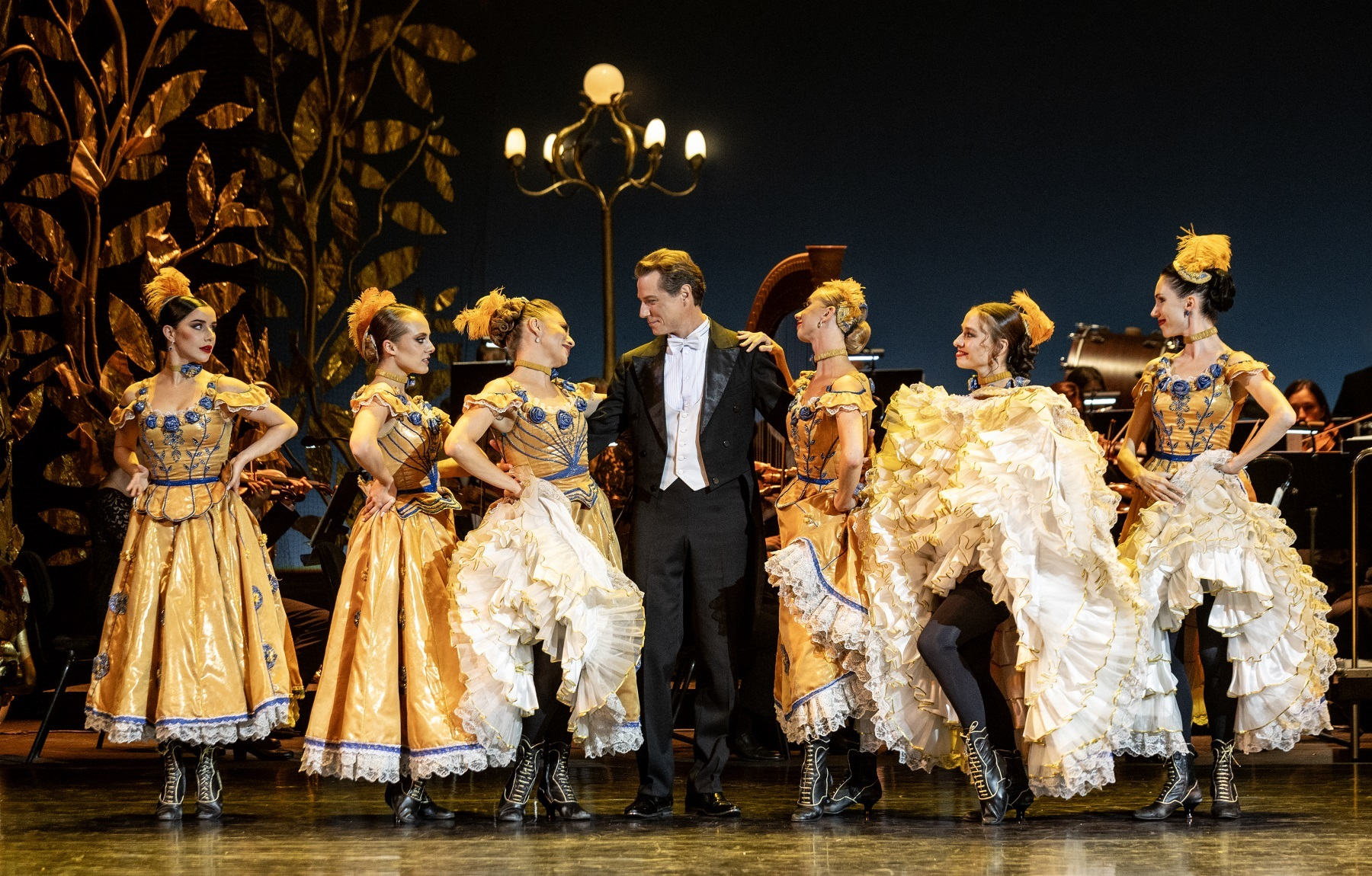 Концерт "Легар-гала" в Москве. Олег Ромашин и артистки балета